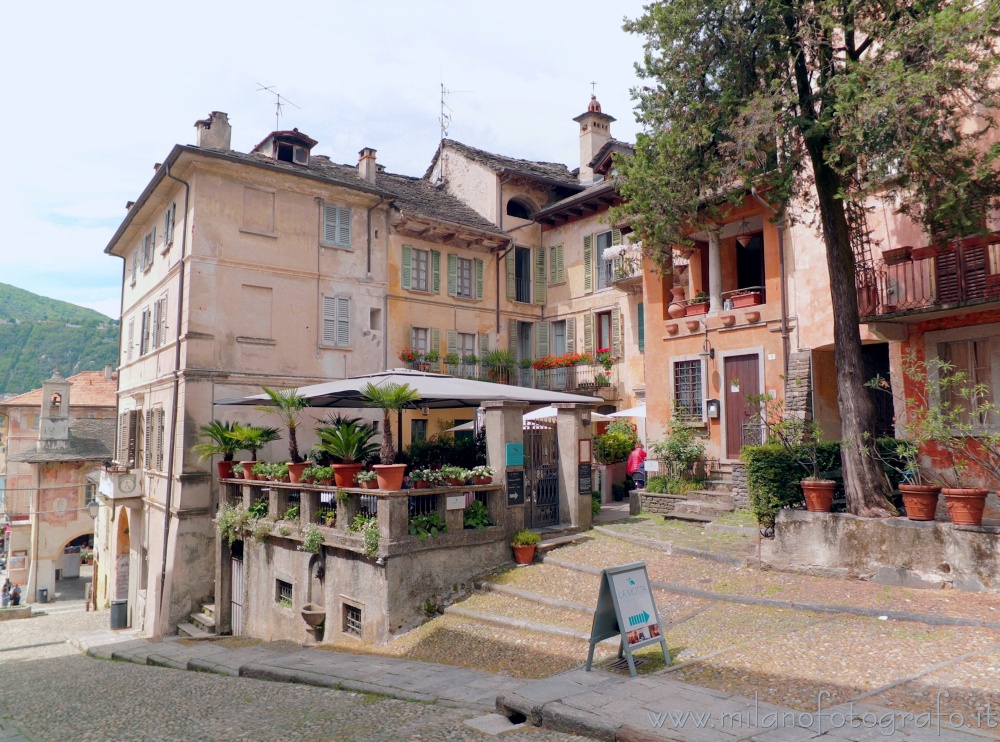 Orta San Giulio (Novara) - Antiche case all'inizio della Ssalita della Motta